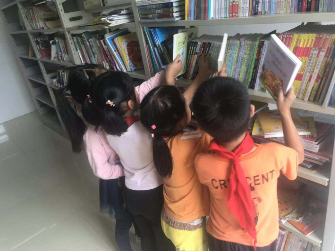 与爱相伴，李子柒向四川三所学校捐赠图书